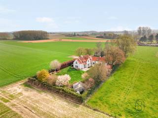 À vendre : magnifique villa avec 4 chambres et 4 salles de bains Dans cette propriété exceptionnelle, calme et intimité absolue sont garantis...