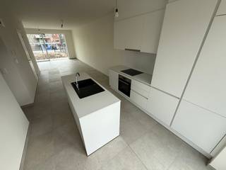 Maison neuve située autour d’une cour intérieure calme à Diegem, comprenant : hall d’entrée, cuisine ouverte entièrement équipée avec espace...