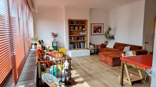 <p>Ruim, instapklaar appartement van 118 m² met twee slaapkamers gelegen op het Sint-Jansplein te Antwerpen.</p><p>Grote living met toegang tot zonnig balkon aan de voorzijde.</p><p>Volledig uitgeruste keuken met aansluiting voor een wasmachine.</p><p>Twee slaapkamers achteraan; één grote van 14m² voorzien van ingemaakte kasten en één kleinere met toegang tot het tweede balkon aan de achterzijde.</p><p>Gerenoveerde badkamer met inloopdouche.</p><p>Apart toilet.</p><p>Inkomhal die ruim genoeg is om een bureau te zetten en thuis te werken.</p><p>Veel opbergruimte.</p><p>Aparte kelder van +/- 16m²</p><p>Nieuwe vloeren gelegd in 2023</p><p>EPC B - 123 kwh/m²</p>