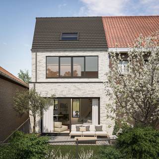 <p>Ontdek deze prachtige, energiezuinige nieuwbouwwoning in het hart van Oosthoven (Oud-Turnhout), waar modern wooncomfort en een doordachte indeling hand in hand gaan.</p>
<p>Bij het betreden van de woning wordt u verwelkomd in een verzorgde inkomhal met gastentoilet. Het gelijkvloers biedt verder een praktische wasberging en een aparte fiets- en vuilberging. De lichtrijke leefruimte vormt het kloppend hart van de woning en sluit naadloos aan op de open, volledig ingerichte keuken – een ideale plek voor gezellige momenten met familie en vrienden.</p>
<p>Op de eerste verdieping bevinden zich twee volwaardige, ruime slaapkamers en een stijlvolle badkamer, uitgerust met een inloopdouche en een modern lavabomeubel. Daarnaast is er een tweede afzonderlijk toilet voorzien, wat het comfort aanzienlijk verhoogt.</p>
<p>De tweede verdieping wordt tevens volledig ingericht en herbergt een derde, ruime slaapkamer en een zolderuimte.</p>
<p>Achteraan de woning geniet u van een privatieve, zuidgerichte tuin met terras, waar rust en privacy centraal staan – een heerlijke plek om te ontspannen en te genieten van zonnige dagen.</p>
<p>Deze woning blinkt bovendien uit op vlak van energiezuinigheid dankzij de combinatie van een warmtepomp, vloerverwarming, zonnepanelen en een doorgedreven isolatie van zowel gevels als dak. Dit resulteert niet alleen in een lagere energiefactuur, maar ook in een duurzame investering naar de toekomst.</p>
<p>Extra troef: onder bepaalde voorwaarden kan u genieten van het verlaagde btw-tarief van 6%!</p>
<p>Kortom, een instapklare en toekomstgerichte woning op een centrale ligging – ideaal voor wie comfortabel en energiezuinig wil wonen.</p>
<p>Interesse? Neem vandaag nog contact op voor meer informatie of een bezichtiging.</p>