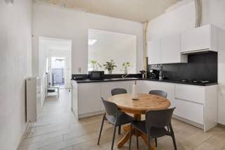 In het hart van Mechelen, in de gezellige en recent vernieuwde Paardenkerkhofstraat, staat deze ruime woning te koop voor wie een comfortabele...