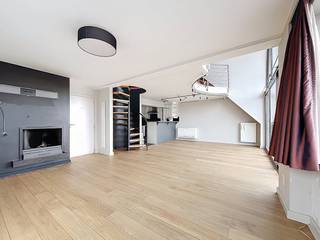 Royaal appartement te huur aan de Kaai in BoomIndeling: - inkomhal- grote woonkamer op parketvloer - zuid-gericht terras met zicht op het water- ruim terras aan de achterzijde met ingebouwde kast- uitgeruste keuken Mezzanine:- slaapkamer 1 - badkamer Locatie: Dit appartement te huur is gelegen op de derde verdieping te Boom, aan de oevers van de Rupel. Het centrum van Boom bevindt zich op wandelafstand alsook het recreatiedomein De Schorre. Via de A12 en E19 heeft u bovendien een vlotte verbinding met Antwerpen, Brussel en Mechelen.Bijzonderheden: - ruim appartement - terras met zicht op het water - parketvloer in woonkamer - lift in het gebouw Bent u opzoek naar een royaal appartement aan de Kaai in Boom? Neem dan gerust contact op met één van onze collega's van Dewaele vastgoed.