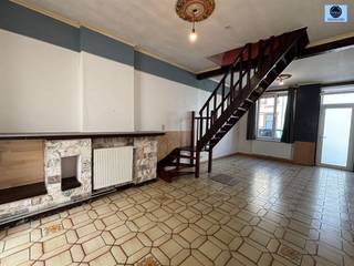 <p><span>WONING MET 4 KAMERS</span></p><p><span>Richtprijs : 175.000 euro</span></p><p><span> </span></p><p><span>Deze woning is gelegen in het stadscentrum van Geraardsbergen, nabij scholen, winkel, horeca en openbaar vervoer.</span></p><p><span> </span></p><p><span>Beneden is er een leefruimte, keuken en de badkamer voorzien van toilet, douche en lavabo.</span></p><p><span> </span></p><p><span>Kelder en koer aanwezig.</span></p><p><span> </span></p><p><span>Op de 1ste en 2de verdieping zijn er telkens 2 kamers aanwezig.</span></p><p><span> </span></p><p><span>De woning beschikt over een geïsoleerd dak en muren, vernieuwde ramen in pvc met deels 3-dubbel en deels hoogrendementsbeglazing</span></p><p><span>en beschikt over centrale verwarming op aardgas.</span></p><p><span> </span></p><p><span>TROEVEN : </span></p><p><span> - Elektrische keuring conform AREI</span></p><p><span> - Epc B --> geen renovatieverplichting</span></p><p><span> - Conformiteitsattest voor verhuring</span></p><p><span> - Asbestveilig</span></p><p><span> </span></p><p><span>Ideale investeringsproject of starterswoning!!!</span></p><p><span> </span></p><p><span>Voor info of bezoek bel Dylan 0489/54.69.99 of mail naar <span>dylan@svena.be</span></span></p><p><span> </span></p><p><span>Deze gegevens zijn louter informatief en wij kunnen niet aansprakelijk gesteld worden voor eventuele onjuistheden.</span></p><p><span>De bewoonbare oppervlakte is slechts indicatief.</span></p><p><span> </span></p><p><span> </span></p>