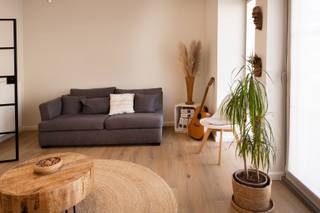 In de www.aalbeeksesteenweg57.be (url kopiëren en plakken indien doorklikken niet lukt) in Kortrijk stellen we jou graag deze instapklare woning voor. De woning werd recent volledig gerenoveerd maar gezien de eigenaars besloten de wereld te ontdekken i.p.v. het gezinsleven, gaan we voor hen op zoek naar kopers. De woning is heel ruim en beschikt over een mooie leefruimte met open keuken, een tweede salon, 4 slaapkamers, een toffe gelijkvloerse ruimte voor m/v met hobby's, een aangename tuin én 2 garages. Eén in de woning zelf en één aansluitend aan de tuin. Verder is er nog een zolder, kelder, potentieel tot 2de badkamer, ...<br /><br />HOMERUN: Op zondag 11 oktober ben je van harte welkom op de Homerun. Via www.aalbeeksesteenweg57.be kan je een afspraak inplannen. Eveneens via de website verneem je veel meer, zoals een uitgebreide omschrijving, foto's, 360° rondgang, documenten, … <br /><br />KICK-OFF PRIJS: De vermelde prijs is een Kick-Off prijs waarop een eenmalig bod kan uitgebracht worden (zowel boven als onder de Kick-Off prijs). Dankzij het kwaliteitslabel van Henry Houser ben je zeker dat de biedingen correct verlopen zonder dat er een opbodspel gehouden wordt!<br /><br />EXTRA BEZOEK: Mocht je op 11 oktober niet vrij zijn, geef dan gerust een belletje om een afspraak in te plannen op een ander moment.<br /><br />Groeten, Hendrik van Henry Houser.