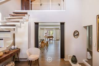 Deze instapklare en stijlvol gerenoveerde woning nabij Park de Drie Fonteinen combineert comfort, kwaliteit en een doordachte afwerking. De woning werd enkele jaren geleden grondig gerenoveerd met veel aandacht voor detail en duurzaamheid. Authentieke charme wordt hier gecombineerd met hedendaags wooncomfort. De prachtige massieve parketvloeren, maatwerkkasten en talrijke ingebouwde opbergoplossingen zorgen voor een warme uitstraling en een optimaal gebruik van de beschikbare ruimte.<br /><br />De woning met een bewoonbare oppervlakte van 238 m² is als volgt ingedeeld:<br /><br />0: Lichtrijke inkomhal met vestiaire en gastentoilet. Vanuit de inkomhal komt u in de ruime leefruimte, waar licht en comfort centraal staan. De leefruimte is ingedeeld met een gezellige tv-hoek en gashaard en sluit naadloos aan op de open keuken met kookeiland. Dit zorgt voor een praktische indeling en een aangename leefomgeving. Aansluitend bevindt zich een apart bureel met ingemaakte kasten. Deze ruimte is flexibel inzetbaar en kan ook perfect dienen als extra slaapkamer. De garage werd slim ingericht als wasruimte met op maat gemaakte kasten. Dit biedt extra opbergruimte en verhoogt het dagelijks comfort.<br /><br />+1: Op deze verdieping bevinden zich twee ruime slaapkamers, elk met een eigen badkamer. De master bedroom geniet van directe toegang tot een aangenaam terras. Beide slaapkamers beschikken over ingebouwde kasten en een praktische indeling. De kamers zijn rustig gelegen en stralen comfort en privacy uit.<br /><br />-1: Hier bevindt zich een ruime kelderberging met aansluitend de technische installaties van de woning. De ruimte biedt extra opslagmogelijkheden en is praktisch ingericht voor dagelijks gebruik.