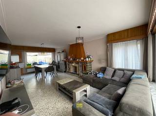 Gezinswoning met veel mogelijkheden en ruime tuin!Via de inkomhal betreedt men de leefruimte en eetkamer, waar een open schouw zorgt voor extra...