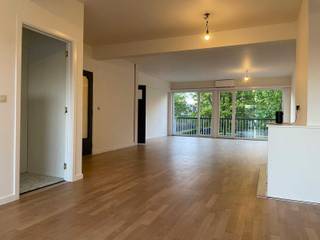 Recent gerenoveerd appartement op de eerste verdieping met twee slaapkamers en twee terrassen, in hartje Aalst.📍 Toplocatie :Rechtover het Koningin...