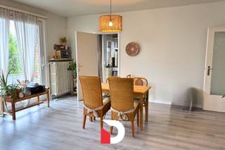 BEZOEKMOMENT VOLZET Appartement in bel-etage woning te Kristus-Koning op 1ste verdieping. Ruim appartement met inkom, toilet, berging, living,...