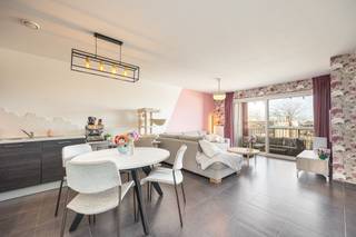 <p>In de rustige Kaarderstraat, in residentie <em>Hoboken Gardens</em>, vind je dit recent en instapklaar appartement op de tweede verdieping. Het gebouw dateert van 2013, wat zich vertaalt in een moderne afwerking. Bovendien ligt dit appartement op wandelafstand van park Sorghvliedt en Fort 8 in Hoboken.</p><p><br /></p><p>Het appartement verwelkomt je via een ruime inkomhal met ingemaakte kast, wat meteen zorgt voor extra opbergcomfort. Aansluitend bevindt zich de open, volledig uitgeruste keuken die naadloos overgaat in de lichtrijke leefruimte. Een bijkomende troef is de afgesloten bergruimte, ideaal voor het opbergen van poetsgerief en andere benodigdheden. Dankzij het grote schuifraam geniet je in de leefruimte de hele dag door van aangenaam natuurlijk licht.</p><p>Aansluitend bevindt zich het gezellige terras, perfect georiënteerd om van de zon te genieten. Bovendien is ook hier een ingemaakte kast voorzien — handig als extra bergruimte.</p><p>Achteraan liggen de twee volwaardige slaapkamers en een nette badkamer met inloopdouche met toilet. Naast de badkamer is er nog een apart washok/berging, wat het wooncomfort alleen maar verhoogt.</p><p><br /></p><h2><span>Troeven van het appartement</span></h2><ul><li>Autostaanplaats inbegrepen in de prijs</li><li>Elektriciteit conform</li><li>Recent gebouw (2013)</li><li>Lift aanwezig</li></ul>