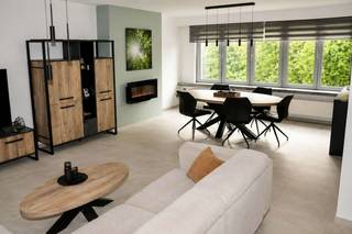 Instapklaar 2 slaapkamer appartement. Volledig gerenoveerd sinds 2021. Gelegen op de bovenste verdieping van een kleinschalig gebouw. Het appartement bevindt zich slechts op een steenworp van het groene en rustige "Rivierenhof". Ook het centrum van Antwerpen is in een minimum van tijd vlot bereikbaar met het openbaar vervoer (wandelafstand) of met de fiets. Tevens zijn belangrijke verbindingswegen allemaal nabij.<br />Via de inkom kom je in de ruime en lichte woonruimte met meer dan plaats genoeg voor een gezellige zithoek en een ruime eetkamer. Aansluitend bevindt zich een open keuken die volledig praktisch is geïnstalleerd. Achteraan het appartement bevinden zich twee slaapkamers waarvan de kleinste kamer uitgeeft op een gezellig terrasje. De badkamer bestaat uit een moderne wastafel en douche. Om het comfort compleet te maken beschikt u nog over een privatieve berging op het gelijksvloers.<br />