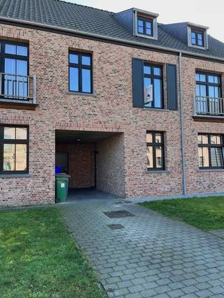 Recente gezinswoning op rustige en kindvriendelijke toplocatie!Deze eengezinswoning omvat inkom met gastentoilet, keuken, woonkamer, nachthal,...