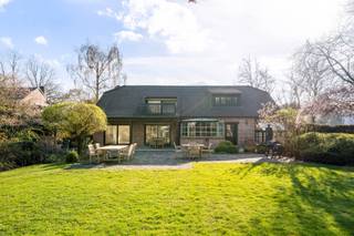 Ruime villa in het groene Zoersel<br /><br />Op wandelafstand van het Zoerselbos bevindt zich deze instapklare villa ( volledig nieuw geschilderd ) . Met een bebouwde oppervlakte van in totaal 444 m² op een perceel van 4.696 m², biedt deze eigendom een zeldzame en aangename woonbeleving.<br /><br />De woning verwelkomt u via een lichtrijke inkomhal. Aansluitend bevindt zich de leef- eet- en keukenruimte ( AGA fornuis ) die in elkaar overvloeien. Wasplaats voorzien van maatkasten, aansluitingen voor was- en droogmachine. Twee ruime extra kamers ( bureel- kinder- slaapkamer ...). Inpandige garage voor 2 wagens met geautomatiseerde poort en carport voor derde wagen. Grote raampartijen creëren een naadloze overgang naar de terrassen en de tuin.<br />De verdieping beschikt over 3 volwaardige slaapkamers. De master slaapkamer bevat een ruimte voor een dressing en een terras met uniek zicht op de tuin. Een veelzijdige ruimte ( extra slaapkamer, atelier, ontspanningsruimte ... ) , een dubbele badkamer en een afzonderlijk toilet vervolledigen het verdiep.<br />De kelder is bereikbaar met vaste trap, ingericht met maatkasten en voorzien van ingebouwde diepvriezers en koelkast.<br />In de mooi aangelegde tuin ( voorzien van een robotmaaier ) bevindt zich een chalet - gastenverblijf, gesloten opslagruimte, carports , serre en een vijver.<br />De woning werd in 2000 uitgebreid en volledig gerenoveerd.<br /><br />De mogelijkheid om de aanpalende bouwgrond ( 1.532 m²) met atelier (96 m²) aan te kopen, biedt een bijkomende opportuniteit.<br />Dit kan ook afzonderlijk aangekocht worden.<br /><br />Voor meer informatie of een bezoek kan u contact opnemen via win.bastiaens@gmail.com of 0474 06 30 57