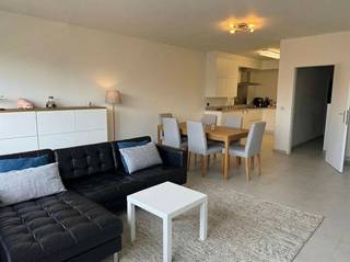 Dit mooi en recent gerenoveerd en ruim 2-slaapkamer appartement met terras en garagebox is gelegen op de 2de verdieping van een kleinschalig gebouw...