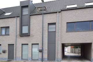 KARABINIERSSTRAAT 5A - 8840 WESTROZEBEKE<br /><br />Recente en energiezuinige rijwoning met alle modern comfort.<br /><br />De woning bestaat op het gelijkvloers uit een inkomhal, gastentoilet en een ruime leefruimte met open, volledig ingerichte keuken voorzien van een kookeiland. Aansluitend bevindt zich een terras met gezellige stadstuin en een praktische zijpoort.<br /><br />Op de eerste verdieping vindt u een ruime berging, een masterbedroom met ingemaakte kasten en een badkamer uitgerust met een inloopdouche, ligbad, dubbele lavabo en toilet.<br /><br />De tweede verdieping beschikt over twee ruime slaapkamers. Daarnaast is er nog een praktische bergzolder aanwezig.<br /><br />De woning beschikt tevens over een garage.<br /><br />Technische kenmerken:<br />CV op gas met condensatieketel<br />Dubbele beglazing in aluminium schrijnwerk<br />Ventilatiesysteem C+<br />Een instapklare gezinswoning met een doordachte indeling en alle hedendaagse comfort.<br /><br />Beschikbaar vanaf 1/09/2026