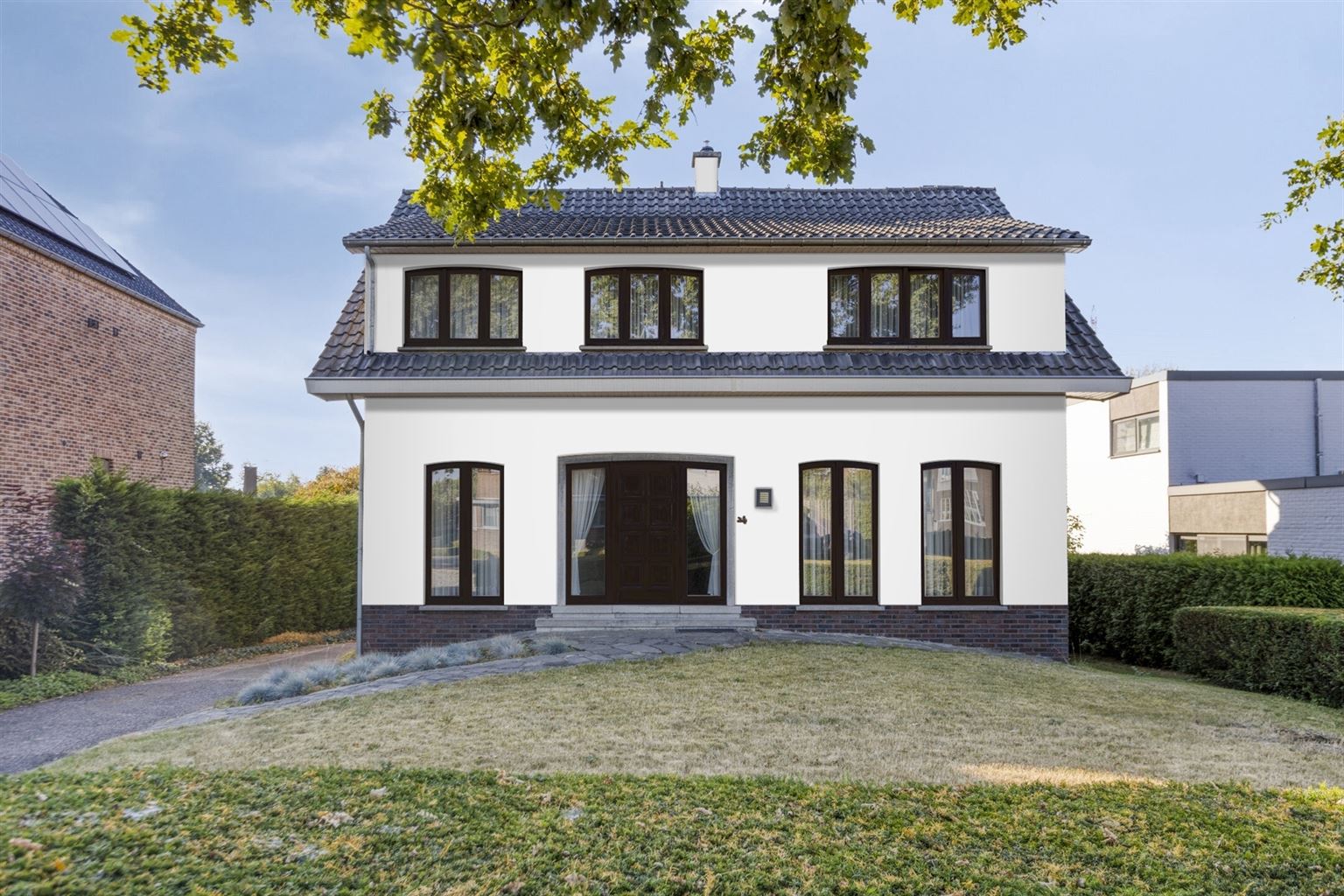 Karaktervolle, vrijstaande woning met 4 slaapkamers, veranda, dubbele garage, volledig onderkelderd op een perceel van 17a48ca, centraal gelegen bij het centrum. - foto 2