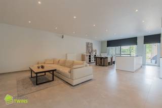 <p><span><span>Ruime halfopen bebouwing te Lebbeke | Bezoekmoment 11 juli 2026</span></span></p><p><span><span>Deze halfopen bebouwing bevindt zich in een rustige en residentiële wijk in Lebbeke en beschikt over een bewoonbare oppervlakte van </span><strong>201 m²</strong><span> op een perceel van </span><strong>507 m²</strong></span></p><p><span><strong> </strong></span></p><p><span><span>Deze woning werd gebouwd in 2018 en dankzij de energiezuinige voorzieningen zoals de 18 zonnepanelen behaalt de woning een EPC-label A. Bovendien is de elektriciteit conform, wat deze woning bijzonder aantrekkelijk maakt voor wie zorgeloos wil wonen.</span></span><br /><span><span>De woning combineert een praktische indeling met veel lichtinval en comfortabele leefruimtes, aangevuld met een oprit, een garage en een aangename achtertuin waar het heerlijk vertoeven is.</span></span></p><p><span><span> </span></span></p><p><span><span><u>Indeling: </u></span></span><br /><span><span>Via de inkomhal met gastentoilet betreed je de woning. Van hieruit kom je in de lichtrijke leefruimte die in open verbinding staat met de volledig ingerichte keuken. Aansluitend bevindt zich een praktische berging/wasruimte.</span></span><br /><span><span>De woning beschikt verder over een oprit, een garage en een aangename achterliggende tuin waar je in alle rust kan genieten. Op de eerste verdieping bevindt zich een ruime nachthal met apart toilet, twee slaapkamers waarvan één voorzien is van een ensuite dressing, en een badkamer uitgerust met ligbad, douche en dubbele wastafel in meubel. Via een vaste trap bereik je de zolderverdieping, die volledig kan worden ingericht als extra slaapkamer.</span></span></p><p><br /><span><span><u>Extra troeven:</u></span></span><br /><span><span>– Energiezuinige woning met EPC-label A</span></span><br /><span><span>– 18 Zonnepanelen </span></span><br /><span><span>– Elektriciteit conform</span></span><br /><span><span>– Rustige en residentiële toplocatie in Lebbeke</span></span><br /><span><span>– Oprit, garage en ruime tuin</span></span></p><p><span><span> </span></span></p><p><span><strong>Boek vandaag nog uw persoonlijke afspraak, wees er snel bij vooralleer het bezoekmoment volzet is. Contact: T. 052 55 55 55 </strong></span><span><strong>info@immotwins.be</strong></span><span><strong> </strong></span><span><strong>www.immotwins.be</strong></span></p>