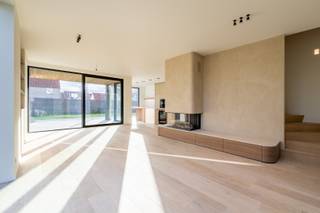 Nieuwbouwvilla gelegen op een ruim perceel te Knokke dichtbij het centrum. Gelegen op een hoekperceel aan de Acht-Meilaan te Knokke. De woning...