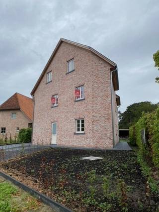 Ligging:<br />Het appartement is gelegen te Mol Sluis.<br />Nabij het centrum van Mol waardoor alle faciliteiten (winkels, openbaar vervoer en scholen) zich op korte afstand bevinden.<br /><br />Beschrijving:<br />Gelijkvloers:<br />•Carport met berging<br /><br />Eerste verdieping:<br />•Inkomhal <br />•Toilet met handenwasser <br />•Woonkamer<br />•Volledig ingerichte, open keuken<br />•Berging<br />•Terras<br /><br />Tweede verdieping:<br />•Trap naar verdieping<br />•2 slaapkamers<br />•Een geïnstalleerde badkamer met toilet en aansluiting wasmachine<br /><br />Extra:<br />- Beschikbaar vanaf 01/02/2027<br />- Huurprijs 790 euro/maand + 50 euro/maand gemeenschappelijke kosten<br />- Voor de verwarmingskosten wordt er een forfaitair bedrag gevraagd van 60 euro per maand<br /><br />- Er is vloerverwarming (incl. vloerkoeling) aanwezig<br />- Het appartement is voorzien van een ventilatiesysteem D<br />- Het appartement heeft eigen zonnepanelen<br /><br />Uitsluitend via onze website www.vastengoed.be kan u een bezichtiging inplannen op de vooropgestelde bezoekmomenten. Voor andere vragen kan u het kantoor bereiken op het nummer 014/72.73.74.
