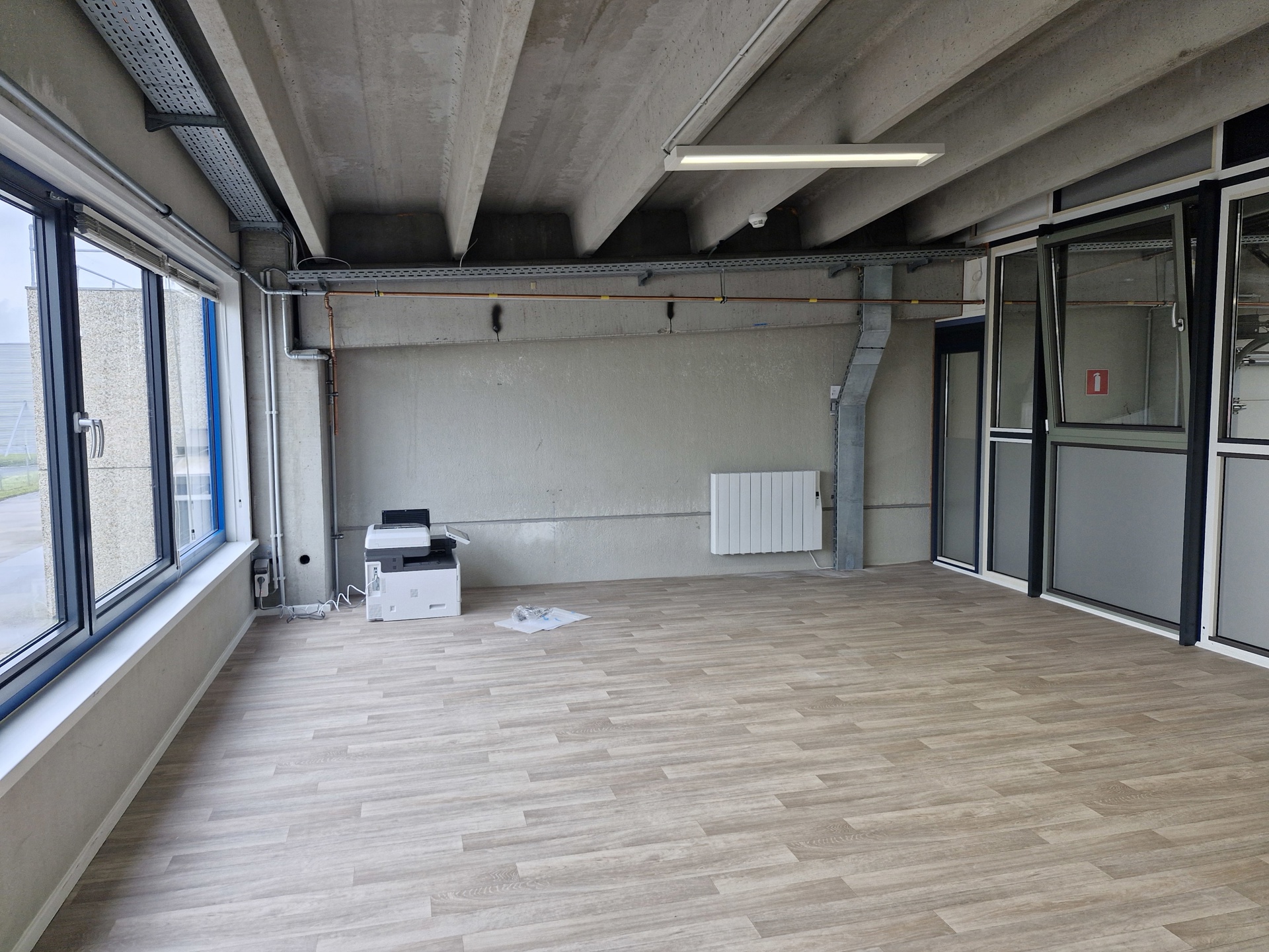 Te koop – Magazijn met kantoren en omheinde buitenruimte in Gembloux - foto 4