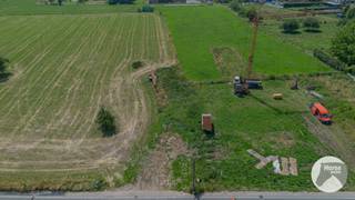<p>STEENHUIZE - WIJNHUIZE - Ruime bouwgrond met achterliggende weide van 4.238 m² in landelijk Steenhuize-Wijnhuize<br /><br />Deze uitzonderlijke bouwgrond met achterliggende weide (lot 1B) heeft een totale oppervlakte van maar liefst 42a 38ca en is gelegen in het rustige en landelijke Steenhuize-Wijnhuize. <br /><br />De grond is vlak gelegen en beschikt over een straatbreedte van 16,60 meter (loten 6 en 6A volgens het bijgevoegde plan). Als laatste bouwperceel aan deze zijde van de straat geniet u van een blijvend open en landelijk uitzicht, zowel achteraan als langs de zijkant van de toekomstige woning.<br /><br />Het perceel is deels gelegen in woongebied met landelijk karakter en deels in agrarisch gebied, wat zorgt voor een groene en rustige omgeving met tal van mogelijkheden.<br /><br />Bent u op zoek naar de ideale locatie voor het realiseren van uw droomwoning? Of wenst u een ruime bouwgrond voor een open bebouwing met een prachtig uitzicht en voldoende ruimte voor het houden van dieren of paarden? Dan is dit perceel absoluut een bezoek waard.<br /><br />Gronden van deze omvang en met dergelijke ligging zijn uiterst zeldzaam op de markt. Wacht niet te lang en ontdek zelf de vele troeven van dit unieke aanbod.<br /><br />Voor meer info of bouwvoorschriften 053/60.65.60.<br /><br />Belangrijkste bouwvoorschriften:<br />- Voorbouwlijn op ca. 13 m achter de voorste perceelgrens<br />- Max. voorgevelbreedte: 10,60 m, met een bouwvrije strook van 3 m langs beide zijden<br /><br />Afwerking mogelijk met:<br />- Hellend dak (max. 45° helling, kroonlijsthoogte max. 6,60 m)<br />- Plat dak (max. hoogte 6,6 m)<br /><br />Maximale bouwdiepte:<br />- Gelijkvloers: 15 m<br />- Verdieping: 12 m</p>