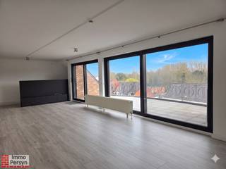 Ontdek dit prachtig onderhouden en instapklare triplex-appartement met lift in het hartje van Begijnendijk. Je geniet van een royale en...