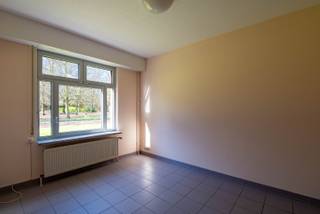 Ontdek het perfecte evenwicht tussen groen en stadsleven. In de zorgcampus Hof Sint Jozef biedt Walls Vastgoedmakelaars enkele assistentiewoningen te huur aan. Hier geniet u van de ideale balans tussen zorg en zelfstandigheid, in een aangepaste en beschermde omgeving voor actieve senioren die zelfstandig willen blijven wonen.<br /><br />De residentie is gelegen in een echte groene oase en beschikt over een mooie, gemeenschappelijke tuin waar u in alle rust kan genieten van de buitenlucht en het groen.<br /><br />Als bewoner kan u rekenen op tal van faciliteiten en diensten op de campus, zoals een wassalon, kinesitherapie, pedicure en kapper. Daarnaast is er een animatieteam aanwezig dat zorgt voor een gevarieerd aanbod aan individuele en groepsactiviteiten, zodat u steeds actief en sociaal betrokken blijft.<br /><br />De bezoekuren zijn volledig vrij, waardoor familie en vrienden u kunnen bezoeken wanneer het hen past. In de namiddag kan u gezellig terecht in de cafetaria. Bovendien zijn er in het woonzorgcentrum steeds verpleegkundigen en verzorgenden aanwezig voor extra ondersteuning en gemoedsrust.<br /><br />Ook praktisch comfort is verzekerd: water, gas en elektriciteit zijn inbegrepen in de prijs en er is voldoende gratis parkeergelegenheid voor bezoekers.<br /><br />Klinkt dit als muziek in de oren? Maak snel een afspraak en ontdek uw toekomstige thuis!