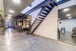 <p>Ruim en karaktervol handelsgelijkvloers van ca. 255 m², industrieel afgewerkt en onmiddellijk beschikbaar.<br />Dankzij de royale oppervlakte en flexibele indeling leent het pand zich uitstekend voor uiteenlopende activiteiten zoals kantoor, atelier, workshops, praktijkruimte, creatieve studio of showroom, eventueel gecombineerd met wonen.<br />Het pand geniet van een uitstekende bereikbaarheid, met tram- en busverbindingen op wandelafstand, een vlotte aansluiting met de fiets en een gunstige ligging ten opzichte van de Antwerpse Ring en belangrijke invalswegen.</p><p><strong><u>Troeven</u></strong><br />- Ca. 255 m² oppervlakte<br />- Industriële uitstraling<br />- Mogelijkheid tot terras<br />- Zeer goed bereikbaar met openbaar vervoer, fiets en wagen<br />- Flexibel in te richten voor diverse professionele activiteiten<br />- Woonfunctie mogelijk mits voldaan wordt aan de geldende voorwaarden, waaronder minstens 40 m² commerciële ruimte<br />- Ideaal voor een combinatie van werken en wonen<br />- Onmiddellijk beschikbaar</p><p>Een veelzijdig pand met karakter op een goed bereikbare locatie in Borgerhout, ideaal voor ondernemers, vrije beroepen en creatieve concepten.</p><p>Interesse? Neem contact op voor meer informatie of een bezichtiging:  <strong>info@markasa.be</strong> of <strong>03/827.72.92</strong></p>