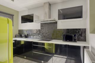 Ben je op zoek naar een volledig instapklaar huis waar comfort, licht en energiezuinigheid samenkomen? Dit huis nabij het centrum van Kinrooi biedt alles wat een modern gezin of starter zoekt: <br />-100% instapklaar en stijlvol ingericht <br />-Doorheen de volledige woning veel lichtinval<br />-Voorzien van een gunstig EPC-attest én zonnepanelen <br />- Een volledig omheind perceel met aangelegde oprit en aangelegd terras <br />- Gelegen in een kindvriendelijke, rustige buurt met winkels en scholen op wandelafstand. <br /><br />Indeling: <br />Verdieping 0:<br />- Woonkamer met open keuken <br />- Toilet <br />- Schoonheidssalon, bureauruimte<br />- berging<br />- Tuin <br />- Tuinberging<br /><br />Verdieping +1<br />- Badkamer <br />- 3 slaapkamers<br />- Berging <br /><br />Verdieping +2<br />- Zolderruimte <br /><br /><br />Bestuursmaatregelen in het maatregelenregister: nee<br /><br />Deze AI-visualisaties zijn bedoeld als inspiratie. Er werd geen rekening gehouden met technische specificaties, stedenbouwkundige voorschriften of de concrete mogelijkheden tot realisatie.
