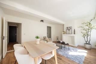 <p><span>Op zoek naar een gezellige, centraal gelegen stek in de stad? Dit appartement van ca. 52m² combineert charme en functionaliteit op een toplocatie tussen Paardenmarkt, Ossenmarkt en het bruisende Eilandje. Perfect als eerste woning of slimme investering, met een conform elektriciteitsattest en EPC label B.</span></p><p><span> </span></p><p><span>Licht &amp; karaktervol</span></p><p><span>Je komt binnen op een warme houten vloer en een sierschouw die de ruimte extra karakter geeft. De grote ramen zorgen voor veel lichtinval en een aangename sfeer. Dankzij de indeling is er voldoende ruimte voor een gezellige zithoek én eettafel.  </span></p><p><span>De ruime slaapkamer heeft eveneens een houten vloer en een mooie sierschouw, en verbindt rechtstreeks met de keuken.  De keuken is praktisch ingericht met voldoende kastruimte, een gasfornuis en tegelvloer. Aansluitend vind je de douchecabine en een apart toilet. </span></p><p><span>Tenslotte is er ook nog een individuele kelderberging.</span></p><p><span> </span></p><p><span>Centrale ligging in de Oude Buurt</span></p><p><span>Je woont hier in een charmante straat vlak bij de Paardenmarkt, de universiteitsbuurt en de Scheldekaaien. De buurt bruist van leven, met gezellige cafés, eetplekken en buurtwinkels op wandelafstand. De tramhalte en fietsenstallingen liggen om de hoek, en ook het Eilandje, Park Spoor Noord en het historische centrum bereik je in enkele minuten te voet of met de fiets.</span></p><p><span> </span></p><p><span>Maatregelenregister: in aanvraag</span></p><p><span> </span></p>