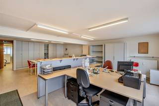 <p><span>Dit kantoor is gelegen in het hart van Gent, in de kernstad, rechtover het Duivelsteen.</span></p><p><span>Vlot te bereiken via het openbaar vervoer, vlakbij de tramhalte, alsook met de auto, er is parkeergelegenheid in de buurt (Parking Zuid en Reep).</span></p><p><span>Het bouwjaar is 1968. Het kantoor beschikt over 2 ruimtes van ongeveer 50 m², die kunnen dienen als bureau, ontvangstruimte of vergaderruimte.</span></p><p><span>Tussen beide ruimtes is er een keuken en toilet. De ruimte achteraan kunt u ook bereiken via de achterinkom gelegen in de Henegouwenstraat.</span></p><p><span>Op zoek naar een kantoor in de kernstad, die vlot te bereiken is en met voldoende parkeergelegenheid in de nabijheid?</span></p><p><span>Dan is dit zeker interessant voor u!</span></p><p><span>EPC C, uc 3414188;</span></p><p><span>Si in aanvraag;</span></p><p><span>G-score A; P-score A</span></p><p><span> </span></p>