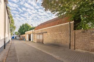 <span><span>In de charmante <strong>Begijnhofstraat</strong>, vlakbij het water en achter de Grote Dijk, vind je dit <strong>polyvalente pand</strong>.<br />Ideaal gelegen in het <strong>centrum van Diksmuide</strong>, met vlotte bereikbaarheid en tal van mogelijkheden.</span></span><br /><span><span>Een instapklare ruimte met veel potentieel.</span></span><br /><span><span>Bestaande uit een <strong>gelijkvloers van 68m</strong>² en een <strong>verdieping van 50m²</strong>.<br />Het gebouw is uitgerust met <strong>water, verwarming en elektriciteit</strong>, waardoor het zich leent tot verschillende invullingen:</span></span>
<ul><li><span><span><span> <strong>loftwoning</strong></span></span></span></li><li><span><span><span><strong>atelier</strong> of creatieve werkplek</span></span></span></li><li><span><span><span><strong>pop-upconcept</strong> of <strong>eventruimte</strong></span></span></span></li></ul>
<span><span><strong>Interesse?</strong><br />Contacteer ons via <strong>peter@eravandenbussche.be</strong> of bel <strong>0473/39 04 01</strong> </span></span><br />