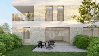 Tellhove is een eigentijds nieuwbouwproject, gelegen aan de Ringlaan in Zandhoven. In deze aantrekkelijke woonomgeving worden 27 stijlvolle appartementen gerealiseerd met een sterke focus op wooncomfort, duurzaamheid en architecturale kwaliteit.<br /><br />De appartementen zijn ontworpen met bijzondere aandacht voor ruimte, licht en leefkwaliteit. Grote raampartijen en ruime terrassen creëren een aangename verbinding tussen binnen en buiten, terwijl de doordachte indelingen zorgen voor optimaal wooncomfort. De hedendaagse architectuur geeft het project een eigentijdse uitstraling die harmonieus aansluit bij de omgeving en tegelijk een herkenbare plaats inneemt in het straatbeeld. Bovendien worden ruime afwerkingsbudgetten voorzien voor keuken, sanitair en vloerafwerking, waardoor toekomstige bewoners hun appartement kunnen personaliseren volgens hun eigen smaak en woonwensen.<br /><br />Ook op vlak van energieprestaties kiest Tellhove resoluut voor de toekomst. De appartementen voldoen aan de BEN-normen en worden uitgerust met geothermische warmtepompen, vloerverwarming en passieve koeling. Zonnepanelen, hoogwaardige isolatie en een energiezuinig ventilatiesysteem D met warmterecuperatie zorgen voor een aangenaam binnenklimaat, een uitzonderlijk wooncomfort en een laag energieverbruik. Dankzij het gunstige E-peil genieten kopers bovendien gedurende de eerste vijf jaar van een vermindering op de onroerende voorheffing. Daarnaast beschikt elk appartement over een kelder- en fietsenberging met laadmogelijkheid voor elektrische fietsen en is er een centraal systeem voorzien voor het laden van elektrische wagens. Voor extra comfort zijn ondergrondse autostaanplaatsen en kelderbergingen beschikbaar, die mee aangekocht worden tegen meerprijs.<br /><br />Dankzij de centrale ligging bevinden winkels, scholen, horeca, sportfaciliteiten en openbaar vervoer zich op korte afstand. Tellhove combineert de rust van een aangename woonomgeving met de voordelen van een levendige gemeente, waardoor het project zowel interessant is voor eigen bewoning als voor investeerders die op zoek zijn naar een duurzame en waardevaste investering.<br /><br />De verkoop gebeurt onder het btw-stelsel. Onder de geldende voorwaarden kunnen kopers bovendien genieten van het verlaagde btw-tarief van 6%, wat Tellhove niet alleen aantrekkelijk maakt voor wie op zoek is naar een nieuwe thuis, maar ook voor investeerders die kiezen voor een duurzame en toekomstgerichte verhuring.