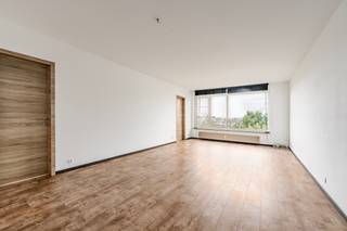 [[ DIT PAND NEEMT DEEL AAN DE ERA OPEN HUIZEN DAG OP 19/9 VAN 11:00 TOT 12:00 ]]
<p>Stijlvol appartement in Deurne met prachtige verzichten over de skyline van Antwerpen en het Bosuilstadion.</p>

<p>Dit verzorgd appartement combineert een recente renovatie met een praktische indeling en een uitstekende bereikbaarheid. De lichtrijke leefruimte geniet van mooie verzichten over de Antwerpse skyline en het Bosuilstadion, wat zorgt voor een aangename woonbeleving. Dankzij de ligging nabij openbaar vervoer, invalswegen en het stadscentrum woon je hier centraal en toch in een groene omgeving. Het appartement bevindt zich in een goed onderhouden gebouw en is ideaal voor wie comfortabel wil wonen in Antwerpen. Extra troeven zijn de private kelderberging, het terras en de garage.</p>

<p> </p>

<p>Belangrijkste ruimtes:</p>

<p>• Ruime woonkamer (31,22 m²) met veel lichtinval en open zichten</p>

<p>• Functionele keuken (5,14 m²) uitgerust met inductiekookplaat, oven, microgolfoven en dampkap</p>

<p>• Slaapkamer (12,03 m²) met ingemaakte kasten</p>

<p>• Tweede slaapkamer (10,54 m²)</p>

<p>• Badkamer (3 m²) met douche, toilet, wastafel in meubel en aansluiting voor wasmachine</p>

<p>• Inkomhal met videofoon</p>

<p>• Terras (2 m²)</p>

<p>• Private kelderberging (2 m²)</p>

<p>• Garage (15 m²) mee aan te kopen voor €25.000</p>

<p> </p>

<p>Troeven:</p>

<p>• Recente renovatie en uitstekende staat van onderhoud</p>

<p>• Prachtige verzichten over de Antwerpse skyline en het Bosuilstadion</p>

<p>• Vlotte verbinding naar invalswegen, openbaar vervoer en het stadscentrum</p>

<p> </p>

<p>Neem vandaag nog contact op met je makelaar voor een bezoek.</p>