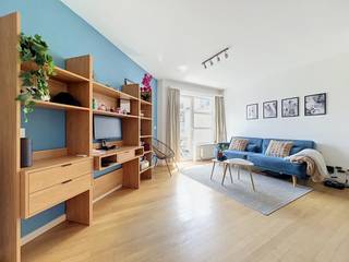 Appartement te koop in Brussel Centrum – 1 slaapkamer met terras nabij Sint-Gorikshallen<br /><br />Bent u op zoek naar een appartement te koop in Brussel Centrum? Ontdek dit prachtige appartement met 1 slaapkamer, ideaal gelegen in het historische hart van Brussel, op slechts enkele stappen van de Sint-Gorikshallen (Halles Saint-Géry), het Sint-Katelijneplein (Sainte-Catherine), de Beurs van Brussel (Place de la Bourse) en de trendy Dansaertwijk.<br /><br />Rebecca Hallal<br />📞 +32 472 12 62 42<br />✉️ rebecca.hallal@weinvest.be<br /><br />We Invest Bruxelles-Europe presenteert dit lichtrijke appartement van 64 m², gelegen op de 5e verdieping van een verzorgd gebouw met lift uit 1991. Dankzij zijn uitzonderlijke ligging in een van de meest gegeerde wijken van Brussel is dit de ideale keuze als hoofdverblijf, stadsappartement (pied-à-terre) of vastgoedinvestering.<br /><br />Het appartement beschikt over een ruime en lichtrijke leefruimte, een volledig uitgeruste keuken, een comfortabele slaapkamer met ingebouwde kasten, een badkamer, een apart toilet en een aangenaam oostgericht terras, waar u elke ochtend van de eerste zonnestralen kunt genieten.<br /><br />Topligging in het centrum van Brussel<br /><br />Wonen aan de Sint-Gorikshallen betekent wonen in een van de meest levendige en karaktervolle buurten van Brussel. De wijk staat bekend om haar historische architectuur, gezellige sfeer, culturele uitstraling en talrijke restaurants, cafés en boetieks.<br /><br />Op wandelafstand vindt u onder meer:<br /><br />Sint-Gorikshallen<br />Beurs van Brussel<br />Sint-Katelijneplein<br />Dansaertwijk<br />Winkels, restaurants en cafés<br />Metro-, tram- en bushaltes<br />Het historische centrum van Brussel<br />Troeven van het appartement<br />Appartement met 1 slaapkamer van 64 m²<br />Oostgericht terras<br />Gebouw met lift<br />Volledig uitgeruste keuken<br />Ingebouwde kasten in de slaapkamer<br />Individuele gasketel<br />Dubbele beglazing<br />Veiligheidsdeur<br />EPC: C<br />Conforme elektrische installatie<br />Lage gemeenschappelijke lasten: €115/maand<br /><br />Dankzij de strategische ligging in het centrum van Brussel, vlak bij de Europese instellingen, winkels, horeca en openbaar vervoer, vormt dit appartement eveneens een uitstekende vastgoedinvestering met een sterk verhuurpotentieel.<br /><br />Praktische informatie<br />Individuele verwarming op aardgas<br />EPC: C<br />Elektrische installatie conform<br /><br />Bent u geïnteresseerd in dit appartement te koop in Brussel Centrum?<br /><br />Neem vandaag nog contact op met We Invest Bruxelles-Europe om een bezoek te plannen. Ons team begeleidt u graag bij de aankoop, verkoop of investering van vastgoed in Brussel.