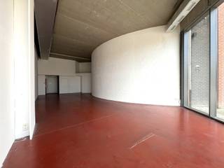 <p><strong>WINKELRUIMTE 8 VAN 102m² + 26,51m² KELDERBERGING GELEGEN IN HET WINKELCOMPLEX “KLOOSTERBEMPDEN” TE MAASEIK.</strong><br /><br />Het winkelcentrum “Kloosterbempden” is gelegen op 150m van de historische Markt van Maaseik. U vindt hier verschillende gevestigde ketens terug, zoals: Colruyt, Hema, Kruidvat, Pearle en Action.<br /><br /><strong>KENMERKEN</strong><br />- Oppervlakte gelijkvloers: 102m² (bruto).<br />- Stopcontacten en verlichting voorzien.<br /><br /><span><strong>KELDERVERDIEPING<br /></strong>- Berging (26,51m²): watermeter.<strong><br /><br />GELIJKVLOERS<br /></strong>- Winkelruimte (16,60m x 7m = 116m²): deur naar kelderberging, gepolierde betonvloer.<br /></span>- Gastentoilet.<br /><br /><strong>INGROEIHUUR:</strong><br />Om u als ondernemer alle slaagkansen te geven, wordt er gewerkt met een <strong>ingroeihuur </strong>waarbij de huurprijs in de eerste 3 jaar lager ligt en er pas vanaf het 4de jaar een marktconforme huurprijs wordt gehanteerd.<br /><br /><strong>EXTRA INFORMATIE<br /></strong>- Gemeenschappelijke kosten: info volgt.<br />- Aanvaarding huurder steeds in overleg met verhuurder. Onroerende voorheffing, kosten/verbruik nutsvoorzieningen ten laste van huurder.<br />- EPC in opmaak<br /><br />Bekijkt u deze advertentie via een aanverwante vastgoedsite, surf dan zeker naar onze website <strong>www.N78vastgoed.be</strong> voor een uitgebreide beschrijving en plannen. Meer info: <strong>+32 (0)89 86 18 88</strong> of <strong>info@N78vastgoed.be</strong>.</p>