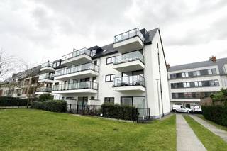 Instapklaar en verzorgd appartement op de tweede verdieping van residentie Park View 1, gelegen in een rustige en aangename woonomgeving in Deinze, met een vlotte verbinding naar het stadscentrum. Winkels, scholen, openbaar vervoer en belangrijke invalswegen bevinden zich op korte afstand, waardoor deze ligging ideaal is voor wie rustig wil wonen zonder in te boeten aan bereikbaarheid.<br /><br />Dit lichtrijke appartement beschikt over een ruime inkomhal, een gezellige leefruimte met veel lichtinval, een open en volledig ingerichte keuken met aansluitende berging, twee volwaardige slaapkamers, een badkamer met douche/lavabomeubel en aansluiting voor wasmachine, een apart toilet, een zeer aangenaam terras en een <strong>privatieve garagebox</strong> die <strong>inbegrepen </strong>is in de prijs.<br /><br />Het appartement is volledig geschilderd en uitgerust met alle verlichtingsarmaturen, wat zorgt voor extra wooncomfort.<br /><br />Daarnaast beschikt de residentie over een gemeenschappelijke fietsenberging en vuilnisberging.<br /><br />Huurprijs te vermeerderen met €100 gemeenschappelijke kosten.<br /><br />Beschikbaar vanaf 01/05/2026.