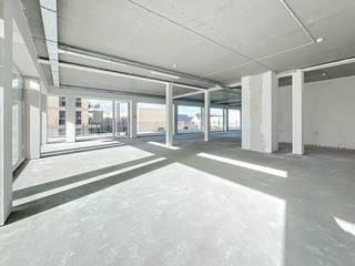 In het prestigieuze nieuwbouwproject Groenloo, gelegen op de voormalige Kodaksite in Vilvoorde, bieden wij nog 5 moderne kantoorruimtes te huur aan. Deze unieke locatie combineert een vlotte bereikbaarheid met een groene, hedendaagse werkomgeving.Kenmerken:- Oppervlakte: 245 m²- Huurprijs: € 2.450 / maand- Casco oplevering: volledige vrijheid om de ruimte naar eigen smaak en noden in te richten- Moderne nieuwbouw met kwalitatieve uitstraling- Gelegen in een dynamische en groeiende omgevingDaarnaast zijn er ook nog:- Staanplaatsen beschikbaar- Bergingen te huurDankzij de strategische ligging nabij belangrijke invalswegen en het centrum van Vilvoorde, is deze locatie ideaal voor ondernemingen die op zoek zijn naar een professionele en vlot bereikbare uitvalsbasis.Troeven:- Nieuwbouwproject met moderne architectuur- Flexibele invulling (casco)- Parkeermogelijkheden en extra opslagruimte- Aantrekkelijke en groene omgevingInteresse? Neem vandaag nog contact op voor meer informatie of een bezichtiging en ontdek de mogelijkheden van uw toekomstige kantoor in Groenloo!