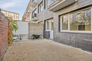 Gerenoveerd appartement te koop in Wilrijkindeling: gelijkvloers:- hal met ingemaakte kast met aansluiting voor wasmachine en droogkast-...