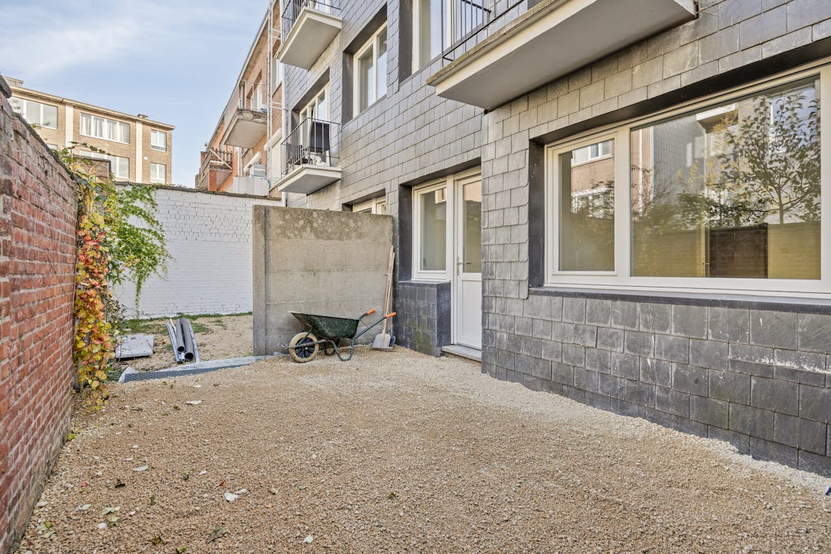 Gerenoveerd gelijkvloers appartement met twee slaapkamers - foto 1