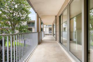 In residentie 'Reylof' vinden we dit bijzonder, lichtrijk appartement terug. Door de centrale ligging in het midden van Gent bevinden we ons op wandelafstand van o.a. het Gravensteen, de Korenmarkt en het Oud Begijnhof Sint-Elisabeth, op een boogscheut van winkels, restaurants en openbaar vervoer. Door de verborgen locatie ervaren we hier complete rust in het bruisende centrum. Dit uitzonderlijk appartement (100m²) bevindt zich op de hoek van de residentie waardoor een continue lichtinval wordt gegarandeerd. Rondom is er een terras van maar liefst 40m² met verschuifbare zonnewering aan de buitenkant. Op het middenplein staan bomen die tijdens lente/zomer/herfst zorgen voor een mooi groen zicht en zo goed als geen inkijk. Het appartement heeft een grote, open ruimte waar zich de keuken en de eet-/leefruimte bevinden. Naast de keuken is er een berging met plaats voor wasmachine en/of droogkast. De hal brengt ons naar de 2 mooie slaapkamers, een badkamer en een afzonderlijk toilet. De kamers hebben ook toegang tot het terras. Bovendien beschikt het appartement over een ruime kelderberging. Interesse? Vraag vandaag nog uw bezoek aan! Bestuursmaatregelen in het maatregelenregister: ja