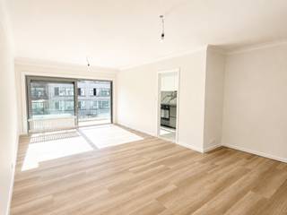 Op een aangename locatie aan de Jozef Voetlaan in Deurne bevindt zich dit volledig gerenoveerde 2-slaapkamerappartement. Het appartement is rustig gelegen in Deurne, vlak bij het Gemeentepark en met heel wat groen in de onmiddellijke omgeving. Tegelijk geniet je van een vlotte bereikbaarheid dankzij de nabijheid van de belangrijkste invalswegen en het openbaar vervoer. <br /><br />Via de inkomhal met praktische vestiairekast kom je binnen in de ruime en lichtrijke leefruimte. Aansluitend bevindt zich de nieuwe, volledig geïnstalleerde keuken, uitgevoerd in een strak kleurenpalet met marmerlook spatwand, donkere werkbladen en matzwarte accenten. De keuken beschikt over een vaatwasser, inductiekookplaat, oven, koelkast en aparte diepvriezer. Zowel de keuken als de leefruimte geven uit op een ruim terras. Vanuit de leefruimte en keuken heb je toegang tot een ruim terras aan de voorzijde van het appartement.<br /><br />Het appartement beschikt over twee slaapkamers, beide met toegang tot een tweede terras aan de achterzijde. Ook in de badkamer werd de moderne stijl doorgetrokken, met een marmerlook afwerking, zwarte dubbele wastafel, bijpassende spiegel en inbouwspots. Verder is er een ruime douche en zijn aansluitingen voorzien voor wasmachine en droogkast. Het toilet bevindt zich afzonderlijk.<br /><br />Gemeenschappelijke lasten: 90 Euro per maand.<br />De nutsvoorzieningen (gas, water en elektriciteit) door de huurder privé op te nemen.<br /><br />Onmiddelijk beschikbaar.