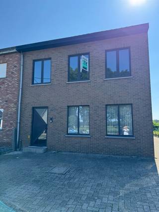 <p><span>Appartement gelegen op de eerste verdieping (82m²) met twee slaapkamers, garage, staanplaats (niet overdekt) en terras, alwaar men kan genieten van een mooi zicht uitzicht over de omgeving.</span></p><p><span> </span></p><p><span>Het centrum van Wuustwezel met haar winkels, scholen en horeca bevindt zich op enkele minuten. Ook Brecht en de E19 bevinden zich op korte afstand. Dus ook wat betreft bereikbaarheid, meer specifiek woon-werkverkeer, een gunstige locatie. </span></p><p><span> </span></p><p><span>Het appartement omvat een leefruimte (30m²), een (gedateerde) keuken, een (gedateerde) badkamer, twee slaapkamers (13m² en 12m²) en een terras (25m²).</span></p><p><span> </span></p><p><span>De keuken en de badkamer zijn gedateerd, doch recent werd wel het ganse appartement van een nieuwe vloer voorzien.</span></p><p><span> </span></p><p><span>Aan het appartement zijn een garage en een niet overdekte staanplaats verbonden.</span></p><p><span> </span></p><p><span>De maandelijkse huurprijs bedraagt € 925,00. Er zijn geen gemeenschappelijke kosten.</span></p><p><span> </span></p><p><span>Is uw interesse gewekt? Wel, dan hoor ik graag van U. </span></p><p><span> </span></p>