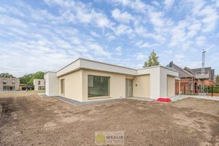 <strong>IDEALIS VASTGOED – Schitterend volledig vernieuwde woning met een heerlijke open leefruimte, luxe keuken, 3 ruime slaapkamers, een ruime luxueuze badkamer én een praktische wasplaats! Dit heerlijke huis, dewelke ook voorzien is van 2 autostaanplaatsen waarvan 1 overdekt, bevindt zich op een perceel van +-12a 58ca vlakbij het centrum van Hamont-Achel, op slechts enkele minuten van de Nederlandse grens - EEN MUST VISIT! -<br /><br />LIGGING: </strong><br />Deze woning bevindt zich op wandelafstand van de stadskern van Hamont-Achel. De woning is gelegen in een rustige en aangename woonstraat. De centrale ligging biedt een vlotte bereikbaarheid van scholen, supermarkten en andere commerciële gelegenheden. Tevens is de Nederlandse grens op slecht 2 minuten bereikbaar!!<br /><br /><strong>INDELING:<br />Gelijkvloers:</strong><br />- Inkomhal – een indrukwekkend mooie open leefruimte voorzien van een lichtrijke woonkamer met zit- en eetgedeelte en met als kloppend hart een heerlijke keuken met bargedeelte en voorzien van alle comfort – achterinkom/wasplaats – toilet – nachthal – slaapkamer 1 met ensuite dressing – slaapkamer 2 – badkamer voorzien van ligbad, inloopdouche, toilet en dubbele lavabo – slaapkamer 3 -<br /><br /><strong>Tuin: </strong><br />- Westgeoriënteerd – verharde oprit – terras – carport – (zwembad en poolhouse vergund, worden niet uitgevoerd)<br /><br /><strong>BIJZONDERHEDEN:</strong><br />- Volledig vernieuwde woning<br />- Alles op gelijkvloers!<br />- Rolstoeltoegankelijk<br />- Pre airco voorzien<br />- Pre alarm voorzien<br />- Basis domotica voorzien<br />- Wat werd vernieuwd?: dak, dakisolatie, gevelisolatie, vernieuwde technieken en leidingwerk, stucwerk, schrijnwerk, keuken, badkamer, vloeren, binnendeuren, …<br />- Volledige woning in grondlaag/fixatielaag aangebracht<br />- Toffe indeling<br />- Gunstig EPC, extra goed geïsoleerd, GEEN renovatieverplichting!<br />- Elektrische installatie conform!<br />- Dé ideale ligging, pal bij het centrum en voorzieningen, op slechts enkele minuten van de NL-grens<br />- Na oplevering instapklaar!<br /><br /><strong>O-peil: </strong>niet overstromingsgevoelig<br />P-score: A<br />G-score: A<br /><br /><strong>Benieuwd naar deze woning? Ons IDEALIS Team geeft U met plezier en steeds vrijblijvend de nodige informatie via e-mail, ter plaatse of op ons kantoor Pelt.<br />Wenst U advies omtrent uw eigen woning? Graag plannen wij vrijblijvend met U een afspraak in om onze expertise met U te delen, steeds tot Uw dienst!!<br />Neem contact op met IDEALIS VASTGOED op 011/515 565 of mail naar info@idealisvastgoed.be!</strong><br /><br /><strong>Stedenbouwkundige Inlichtingen:</strong><br />Bouwvergunning - Woongebied - Geen dagvaarding - Geen voorkooprecht – Geen verkavelingsvoorschriften
