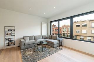 <p><span>Quiet living in a coveted neighborhood<br /><br />In</span><span> the </span><span>Joris Helleputtestraat</span><span>, a quiet one-way street with charming homes and front gardens, you will find this </span><span>completely renovated apartment on the second floor</span><span>. </span><span> The location is particularly pleasant: residential and green, with the </span><span>Te Boelaer Park</span><span> and the </span><span>Boekenberg Park</span><span> within walking distance. Stores, restaurants, public transportation, Velo‑station and easy connections towards the Ring and Singel make this an extremely practical location.<br /><br /></span></p><p><span>Light, space and a timeless finish<br />The</span><span> living space is the heart of the apartment and enjoys </span><span>exceptional light</span><span> thanks to the large windows. The full parquet floor and neutral finishes create a warm, peaceful atmosphere. There is ample space for both a cozy sitting area and a dining area, with different layouts possible depending on your living style or season.</span></p><p><span>Adjacent is the </span><span>fully installed kitchen</span><span>, practically furnished and finished with a low-maintenance tiled floor. It is equipped with fridge, freezer, dishwasher, ceramic hob, extractor hood, combi‑oven and sink. Handleless customization in black and warm wood creates a sleek and contemporary look. The breakfast nook at the kitchen counter is a nice touch.<br /><br /></span></p><p><span>Two quiet bedrooms and terrace<br />The</span><span> two bedrooms are located at the rear of the building and enjoy </span><span>tranquility and green views</span><span>. </span><span> The smaller bedroom gives access to the </span><span>southeast-facing terrace</span><span>, a nice place to ’enjoy the sun</span> in the morning<span>. Ideal for a first coffee or a quiet moment outside.<br /><br /></span></p><p><span>Bathroom, storage and extra comfort<br />The</span><span> bathroom is stylish and quality finished with tiles on floor and walls, black faucets and accessories, and features a </span><span>walk-in shower, sink with mirrored cabinet, toilet and towel radiator</span><span>. Adjacent to the bathroom is a practical storage room with condensing boiler and connection for washing machine.</span></p><p><span>Furthermore, the apartment has a </span><span>basement storage room</span><span> and a </span><span>bicycle storage room</span><span>. Parking is easy in the street.</span></p><p><span> </span></p>