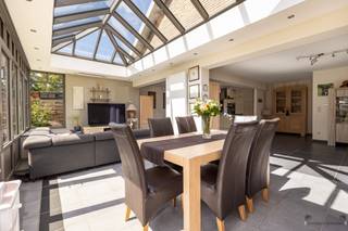 <p><span>Ontdek deze instapklare en verrassend ruime laagbouw woning - centraal gelegen - in Brasschaat. De woning combineert comfort, ruimte en een aangename indeling ideaal voor gezinnen of wie op zoek is naar gelijkvloers wonen met extra mogelijkheden boven.</span></p><p><span>Indeling:</span></p><p><span>Op het gelijkvloers betreed je de woning via de inkomhal. De lichtrijke en zeer ruime leefruimte met aangrenzende veranda (voorzien van airco) vormt het hart van de woning. De open keuken is volledig uitgerust en voorzien van alle hedendaags comfort.</span></p><p><span>Verder op het gelijkvloers vind je een eerste slaapkamer, een volledig ingerichte badkamer met inloopdouche, ligbad en dubbele wastafel, alsook een praktische garage met elektrische poort.</span></p><p><span>Op de eerste verdieping bevinden zich nog twee slaapkamers, een royale master bedroom met airco en dressing, én een handige berging.</span></p><p><span>Buitenruimte:</span></p><p><span>De woning beschikt over een aangename en goed onderhouden tuin met tuinhuis, perfect voor ontspanning of tuinliefhebbers. Vooraan is er een oprit met parkeermogelijkheid.</span></p><p><span>Troeven:</span></p><ul><li><span>4 slaapkamers, waarvan 1 op het gelijkvloers</span></li><li><span>Airco in leefruimte én master bedroom</span></li><li><span>Ruime leefruimte met veranda</span></li><li><span>Garage met elektrische poort</span></li><li><span>Instapklaar</span></li></ul><p><span>Mis deze kans niet en kom deze veelzijdige woning zelf ontdekken! Contacteer ons voor een bezoek.</span></p>