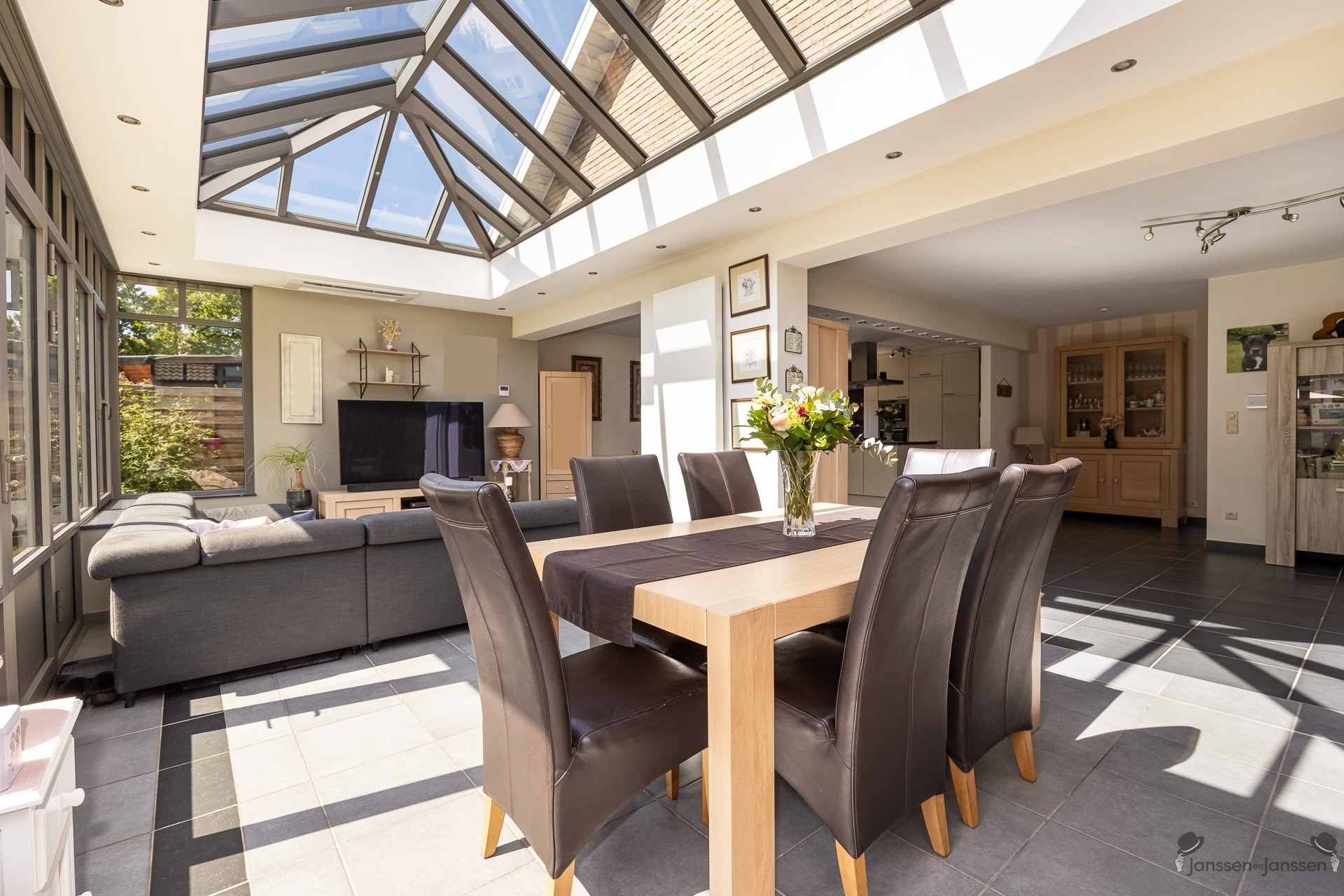 Ruime laagbouw woning met 4 slaapkamers, tuin en garage in hartje Brasschaat - foto 3