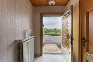 For a viewing or more information, call Saimen at 0470 79 24 20 or email saimen@cornelis-goeman.be<br /><br />For sale: detached single-story home in Onkerzele (Geraardsbergen)<br /><br />This well-maintained detached single-story home is quietly located in Onkerzele, a borough of Geraardsbergen, within walking distance of the center, shops, schools, and public transportation.<br /><br />The ground floor features an entryway, a spacious garage, and a practical, spacious storage room with access to the garden.<br /><br />The first floor includes a separate half-bath, a cozy living room, and a bright kitchen with access to the garden, where you can enjoy the outdoors in peace.<br /><br />On the second floor, you’ll find two bedrooms, an office/storage room—ideal as a home office or hobby room—and a bathroom.<br /><br />This home is the perfect opportunity for first-time buyers, young families, or investors looking for a well-located property with plenty of potential.<br /><br />Interested? Feel free to contact us for more information or to schedule a visit.