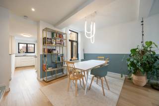 strong&gt;Handelhuis met woning te koop in Vilvoorde centrum<br /><br />Gelegen op een absolute toplocatie in het hart van Vilvoorde, met een uitstekende zichtbaarheid en bereikbaarheid. Het station, de belangrijkste invalswegen en het bruisende stadscentrum bevinden zich vlakbij. Dankzij de directe nabijheid van winkels, horeca en scholen geniet u hier van alle voordelen van stedelijk wonen en ondernemen.<br /><br /><strong>Indeling van de woning:</strong><br /><strong>Niv +0:</strong> Winkel, toegang kelder, keuken en toilet.<br /><strong>Niv +1:</strong> Keuken, Living.<br /><strong>Niv +2</strong>: Badkamer, slaapkamer en toegang terras.<br /><strong>Niv +3:</strong> Ruime afgewerkte zolderkamer.<br /><strong>Niv -1:</strong> In de kelderverdieping beschik je over extra bergruimte én plaats voor bijkomende elektrische toestellen.<br /><br />Wandel door de hele woning // het hele appartement via de Walkly.<br /><strong>Extra informatie en troeven:</strong>
<ul><li>Gerenoveerde badkamer.</li><li>Bekijk zeker onze plannen in bijlage.</li><li>Ruime kelder.</li><li>Centrum Vilvoorde.</li></ul>
<p><br />Meer informatie? Contacteer Joery Van De Gucht via +322 335 11 13.<br /> </p>