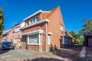 Bent u op zoek naar een ruime woning die u naar uw eigen smaak kunt renoveren? Dan is deze woning in de Vierhoevenstraat te Kapellen zeker een bezoek waard.<br /><br />Via de inkomhal bereikt u de leefruimte, die aansluit op de keuken. Verder bevinden zich op het gelijkvloers een badkamer, gastentoilet, twee praktische bergingen en een inpandige garage, wat zorgt voor heel wat extra opbergruimte en gebruiksgemak.<br /><br />Op de eerste verdieping zijn er vier slaapkamers aanwezig, waardoor deze woning uitermate geschikt is voor een gezin of voor wie extra ruimte wenst voor een bureau of hobbykamer.<br /><br />De woning beschikt verder over een grote droge kelder, een onderhoudsvriendelijke tuin en voldoende parkeerruimte.<br /><br />Dankzij de ruime indeling en de gunstige ligging vormt dit pand de ideale basis voor wie op zoek is naar een renovatieproject met veel potentieel.<br /><br />Gelegen in een rustige en aangename buurt van Kapellen, met winkels, scholen, openbaar vervoer en belangrijke invalswegen in de nabije omgeving.<br /><br />Wenst u meer informatie of een bezoek ter plaatse? Contacteer ons via 03/568.03.03 of info@vastgoed03.be.