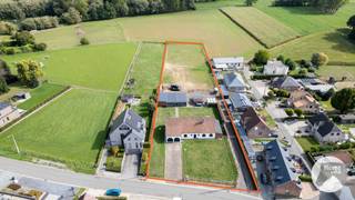 EERSTE BEZOEKDAG ZONDAG 11/10 VAN 9U TOT 12U (ENKEL OP AFSPRAAK!!)<br />GALMAARDEN - Rustig gelegen woning met stallen op 55a<br /><br />Op een bijzonder mooie en rustige locatie in het landelijke Galmaarden, in het gehucht Sint-Paulus, vinden we deze charmante woning op een ruim perceel van maar liefst 54a74ca. De woning geniet van een prachtig, groen uitzicht en vormt dankzij de aanwezige weide en het mooie stalgebouw met 4 paardenboxen (mogelijkheid voor 5) een ideale plek voor wie wonen en het buitenleven graag combineert.<br /><br />De woning werd in 2020 gerenoveerd en beschikt over een EPC-label C. <br />Op het gelijkvloers komen we binnen via een inkomhal met gastentoilet. De aangename leefruimte baadt in het licht en geniet van een mooi zicht op de tuin. Aansluitend bevindt zich een gezellig overdekt terras, waardoor binnen- en buitenleven hier mooi in elkaar overvloeien. De ruime keuken vormt een aangename plek om te koken en sluit naadloos aan op een handige berging, die extra praktische ruimte biedt. Verder bevinden zich op deze verdieping nog een badkamer, een slaapkamer en een bureau, dat eventueel ook als extra slaapkamer kan worden ingericht. Een ruime garage met plaats voor twee wagens zorgt bovendien voor extra comfort en bergruimte.<br /><br />Ook de verdieping biedt heel wat mogelijkheden. Hier bevinden zich een bureau en een slaapkamer, maar daarnaast is er nog een volwaardig woongedeelte. Dit omvat een slaapkamer, een aangename leefruimte en een badkamer. De leefruimte kan, afhankelijk van de noden, eveneens dienstdoen als extra slaapkamer, speelkamer, hobbyruimte of ontspanningsruimte. Hierdoor biedt de woning tal van mogelijkheden voor een groter gezin, inwonende familie, een zelfstandige tiener of wie graag over een afzonderlijke ruimte beschikt.<br /><br />Buiten is het volop genieten van de rust en het uitzicht. De aanpalende weide en het verzorgde stalgebouw maken deze eigendom bijzonder aantrekkelijk voor paardenliefhebbers en liefhebbers van het landelijke leven. De combinatie van een ruime woning, een royaal perceel, eigen paardenfaciliteiten en een prachtige groene omgeving maakt dit tot een eigendom met een zeldzame uitstraling.<br /><br />Een heerlijke plek voor wie ruimte, rust, natuur en paarden wil combineren, en toch comfortabel wil wonen in een prachtige landelijke woning.<br /><br />De vermelde prijs is een richtprijs. Na ontvangst van de biedingen zal de verkoper beslissen of hij/zij de eigendom verkoopt aan het beste bod. De richtprijs is aldus niet bindend voor de verkoper.